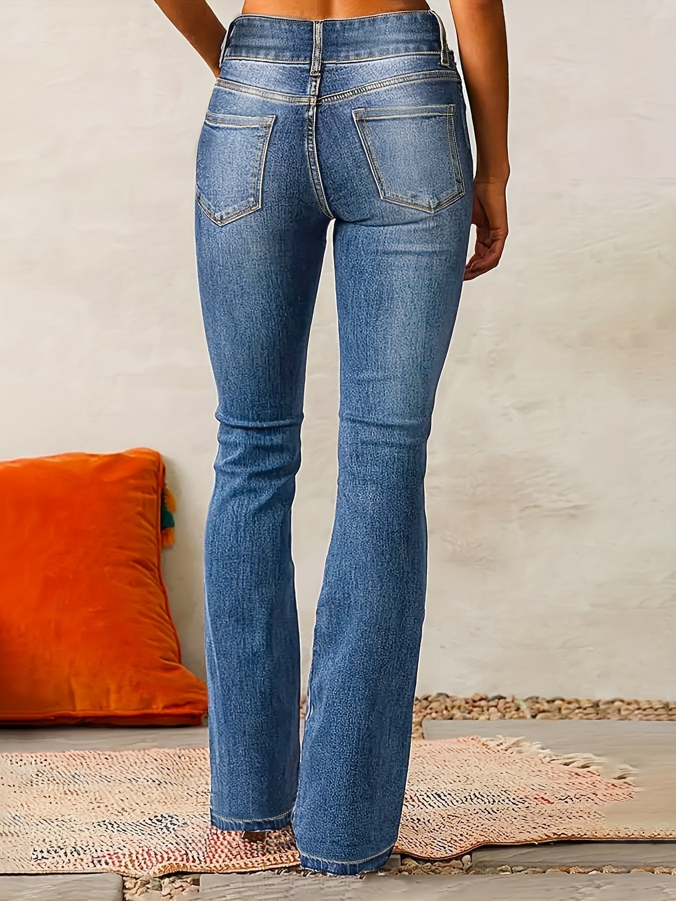 Korkeavyötäröiset levenevät housut