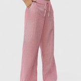 Mukavat leveät housut tyylikkäin yksityiskohdin